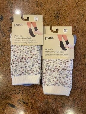 NEW! Pact Water's Edge Wildflowers  Premium Crew Socks Two Pair NWT! Retail: $27